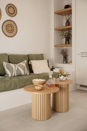 Smart TV - Spacious Family Home in Kastraki Naxos – Walk to Beach, BBQ & Parking (Kastraki)