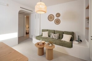 Smart TV - Spacious Family Home in Kastraki Naxos – Walk to Beach, BBQ & Parking (Kastraki)