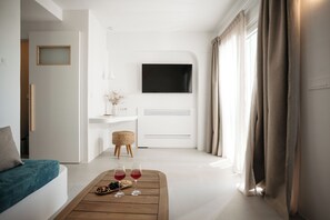 Smart TV - Spacious Family Home in Kastraki Naxos – Walk to Beach, BBQ & Parking (Kastraki)