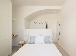 2 bedrooms, iron/ironing board, WiFi, bed sheets - Spacious Family Home in Kastraki Naxos – Walk to Beach, BBQ & Parking (Kastraki)