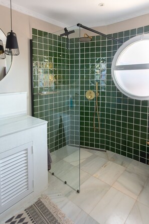 Dusche, Haartrockner, Handtücher