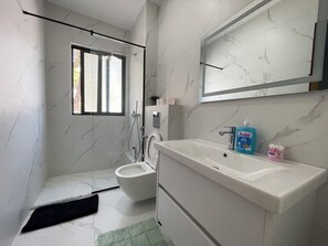 Apartment, 2 Schlafzimmer, Balkon | Badezimmer