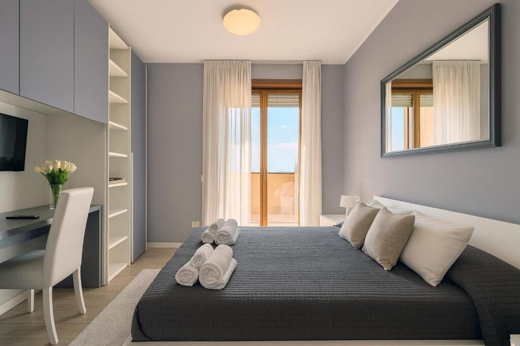 Sviitti (Attic) | Tallelokero huoneessa, äänieristys, silitysrauta/-lauta, ilmainen Wi-Fi