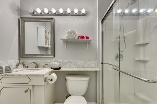 3 Mi to Dtwn Norwalk: Cozy Condo