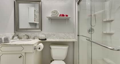 3 Mi to Dtwn Norwalk: Cozy Condo