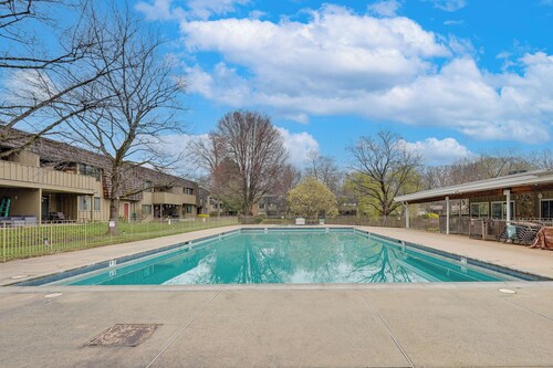 3 Mi to Dtwn Norwalk: Cozy Condo