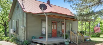 Vintage Charm + Outdoor Calm: Rural Arkansas Cabin