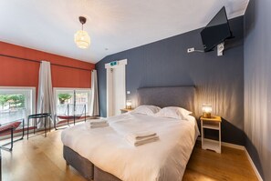 1 bedroom, free WiFi, bed sheets - Romantic room in 18th century old house (Brugge)