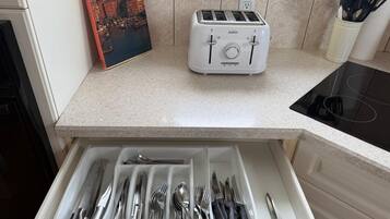Een koelkast, een microgolfoven, een oven, een kookplaat