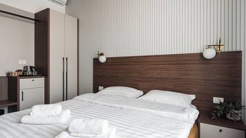 Habitación doble, vista a la ciudad | Área de sala de estar