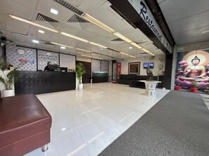 Lobby - Hotel The First (Agra)