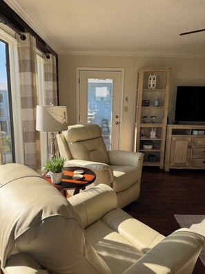 Living area - Spacious 2-bedroom condo at Sea Oats -D206 in beautiful Gulf Shores, Alabama (Gulf Shores)
