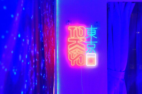 A neon sign with Japanese characters, a metallic surface, and a reflective background. - 4 min to Shinjuku central/Comfortable bed/Cyber Shinjuku Room (新宿区余丁町)