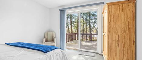 3 bedrooms, desk, iron/ironing board, WiFi
