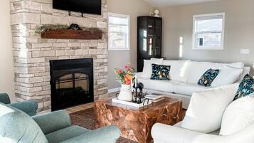 TV, fireplace