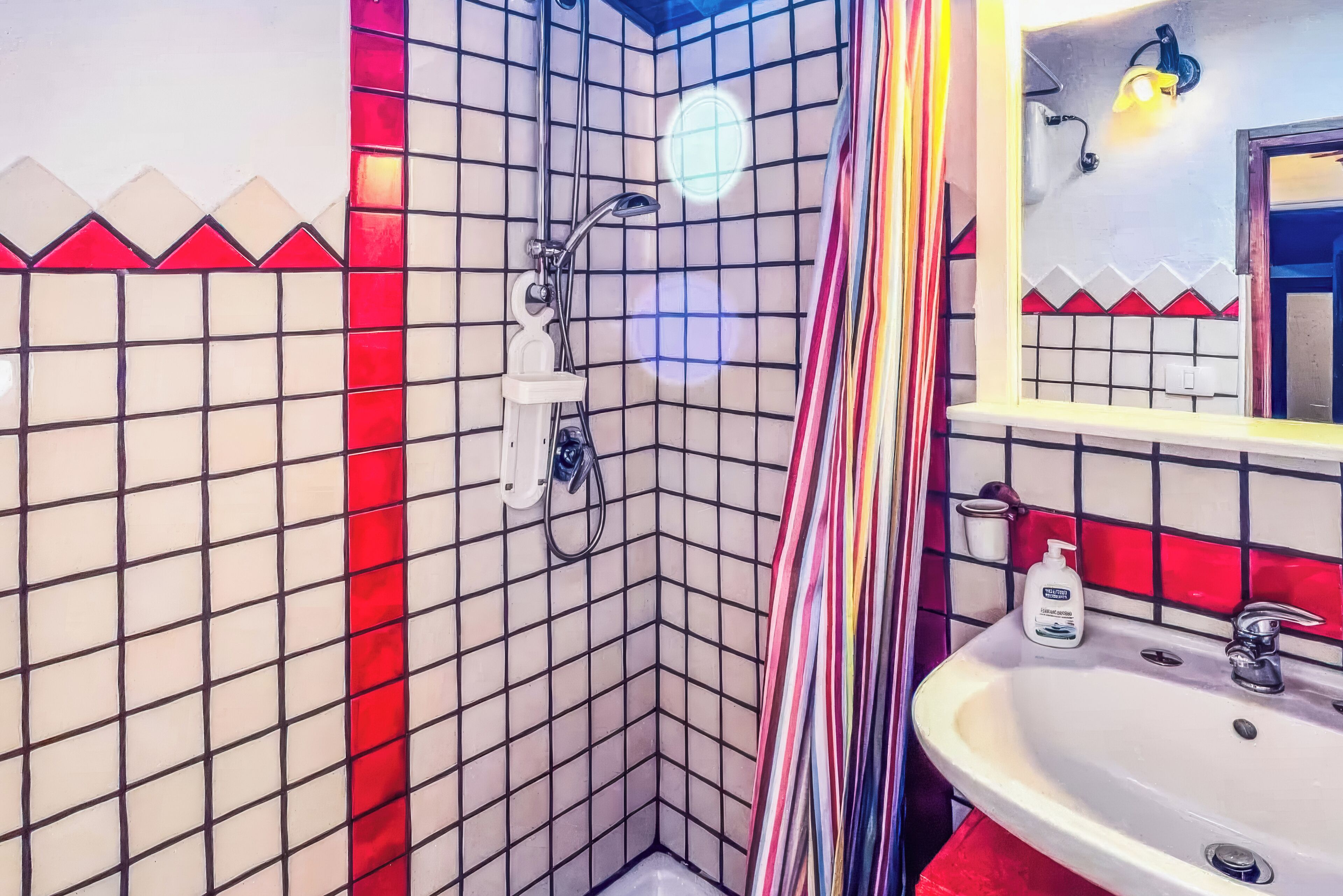 Ein Badezimmer mit Dusche, Waschbecken und Spiegel.