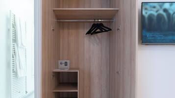 Standard Room, City View | Peti besi dalam bilik, langsir/tirai gelap terus, Wi-fi percuma