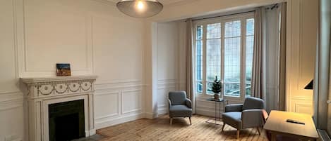 Chambre classique, vue sur le jardin | Coffre-fort, rideaux dâobscurcissement, accĂšs au Wi-Fi (inclus)