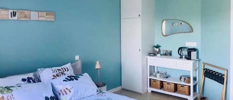 Cuna de viaje, wifi gratis y ropa de cama