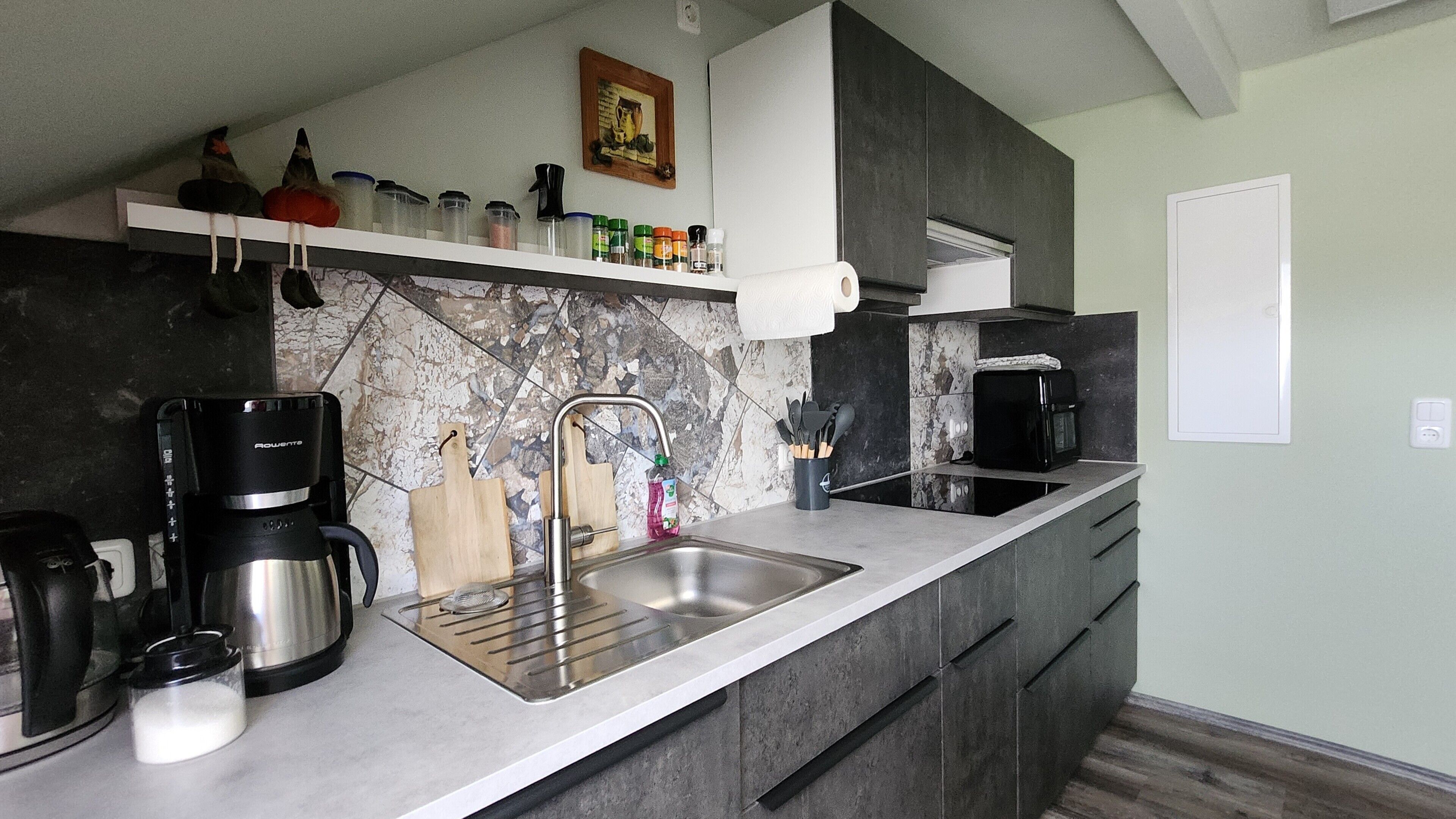 Refrigerador, parrilla de estufa, lavavajillas y cafetera y tetera 