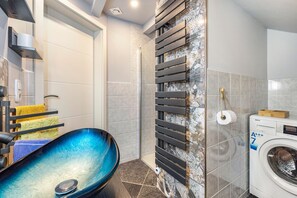Shower, hair dryer, towels