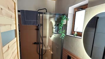 Doccia, asciugacapelli, asciugamani, sapone