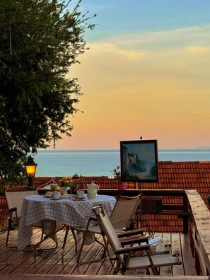 Outdoor dining - VELAMUNDI INN (George Town)