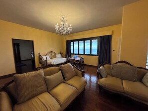 Classic Suite, Ocean View | Living area - VELAMUNDI INN (George Town)