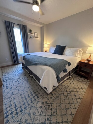 Cozy 2-bedroom 1st Floor condo in charming Elkins with King Bed and Laundry