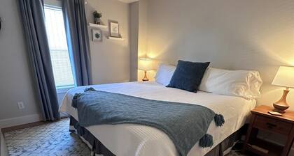 Cozy 2-bedroom 1st Floor condo in charming Elkins with King Bed and Laundry