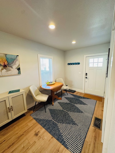 Cozy 2-bedroom 1st Floor condo in charming Elkins with King Bed and Laundry
