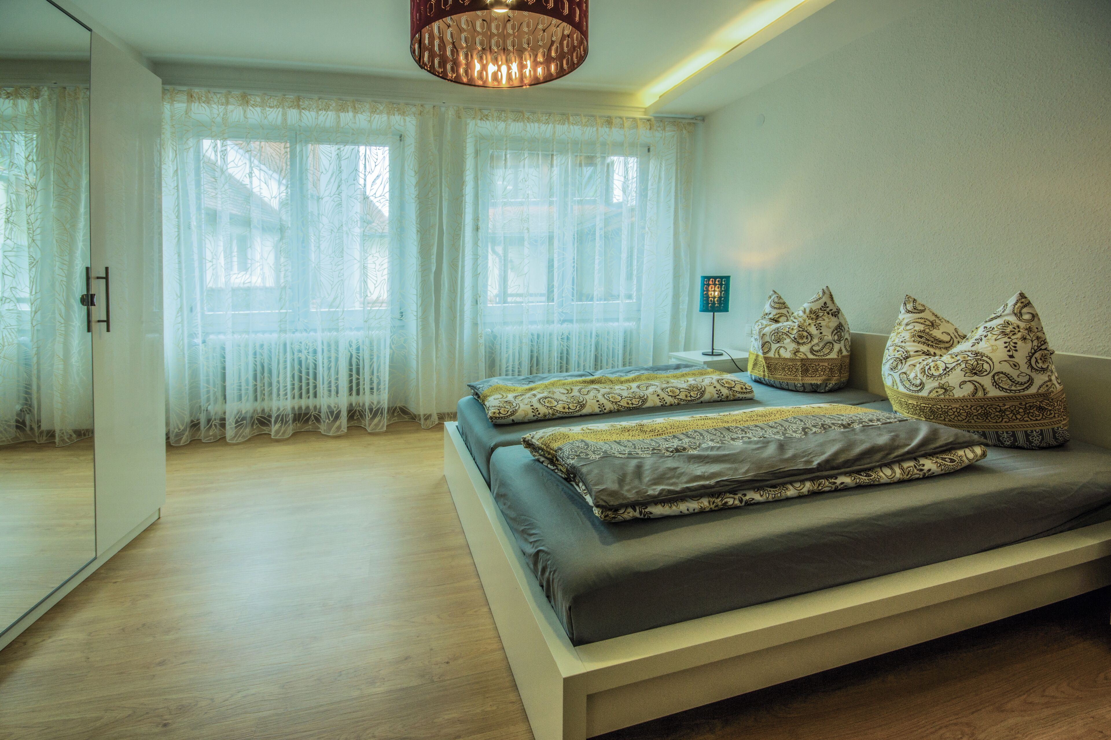 Tabla de planchar con plancha, wifi y ropa de cama 