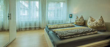 Iron/ironing board, WiFi, bed sheets