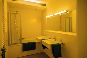 Hair dryer, towels, soap, toilet paper - Haus Spiegel - Holiday apartment Oriental (Lindau (Bodensee))