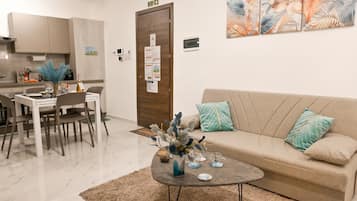 Apartamento família, 2 quartos, micro-ondas (Cosy 2bdr Apart In Bugibba Square) | Área de estar