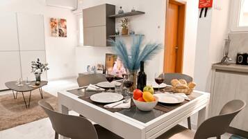 Apartamento família, 2 quartos, micro-ondas (Cosy 2bdr Apart In Bugibba Square) | Opções para refeição