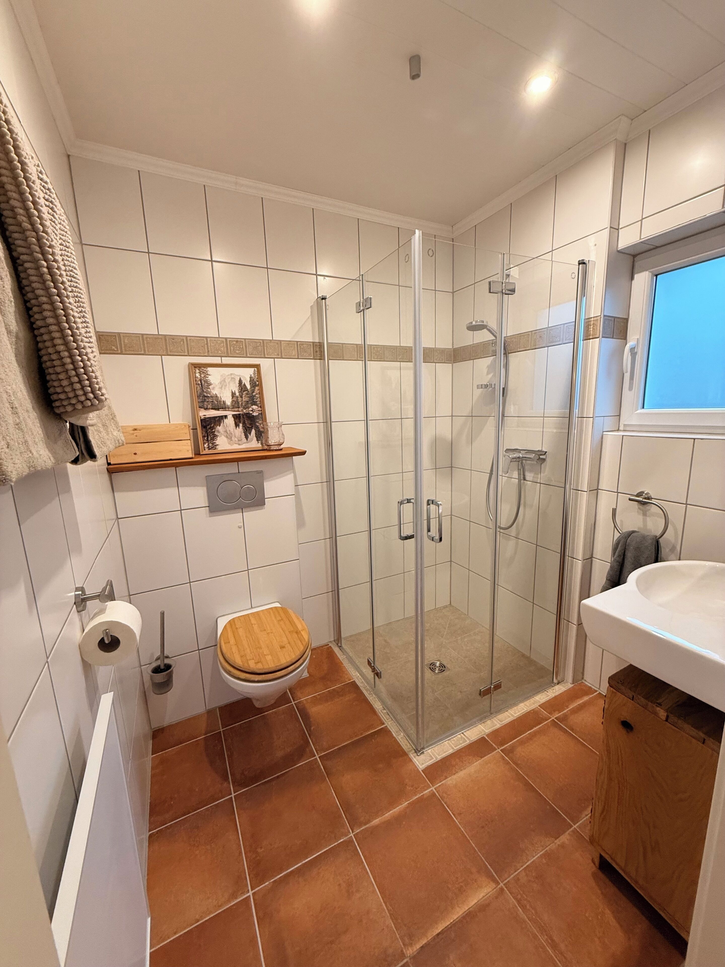 Douche, sèche-cheveux, serviettes fournies, savon
