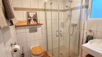 Dusche, Haartrockner, HandtĂŒcher, Seife
