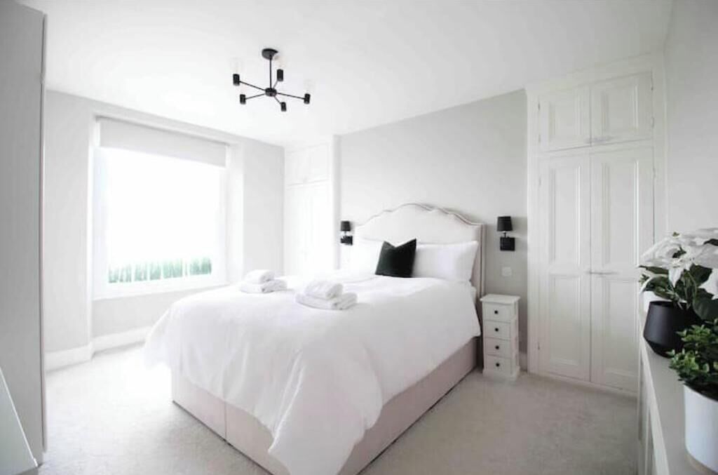 2 habitaciones, tabla de planchar con plancha, wifi y ropa de cama 