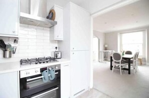 Private kitchen - Luxury Clifton Top Floor Apartment with Parking & Prime Location (Bristol)