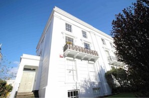 Exterior - Luxury Clifton Top Floor Apartment with Parking & Prime Location (Bristol)