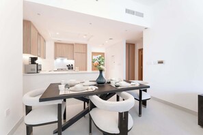 Dining - Free housekeeping visits during your stay - Stunning 1 Bed in Maritime City that Sleeps 2! (Dubai Maritime City)