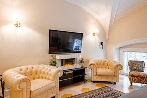 TV - 'Rione Monti Charming Suite Colosseo' Apartment with Wi-Fi and Air Conditioning (Roma)