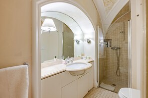 Shower, hair dryer, towels - 'Rione Monti Charming Suite Colosseo' Apartment with Wi-Fi and Air Conditioning (Roma)