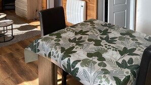 Une pièce comprenant un lit, un bureau, une chaise, un téléviseur et une porte.