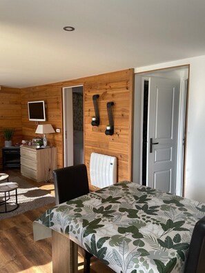 A room with a bed, a desk, a chair, a TV, and a door. - Studio-Mountain view-Private Bathroom (Aleu)