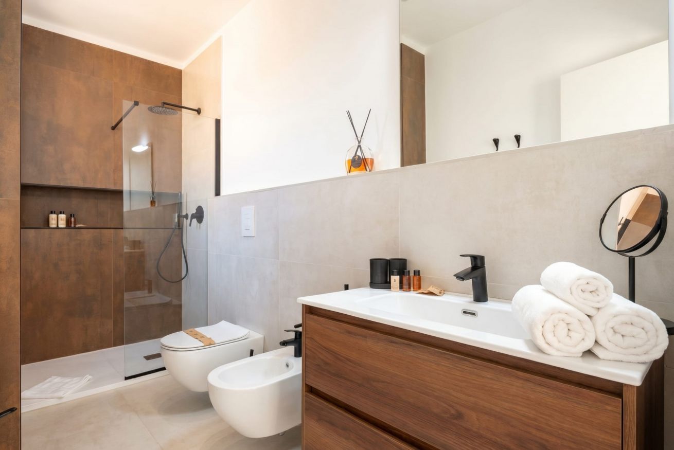 Doccia, bidet, asciugamani, shampoo