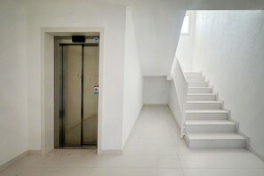 Interior - St. Francis Loft Modern - Elegant Comfort (Bari)