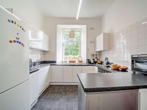 Fridge, microwave, oven, stovetop - Dunoon - Sleeps 17 - Group Retreat With Parking (Dunoon)