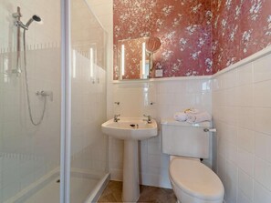 Combined shower/tub, deep soaking tub, towels